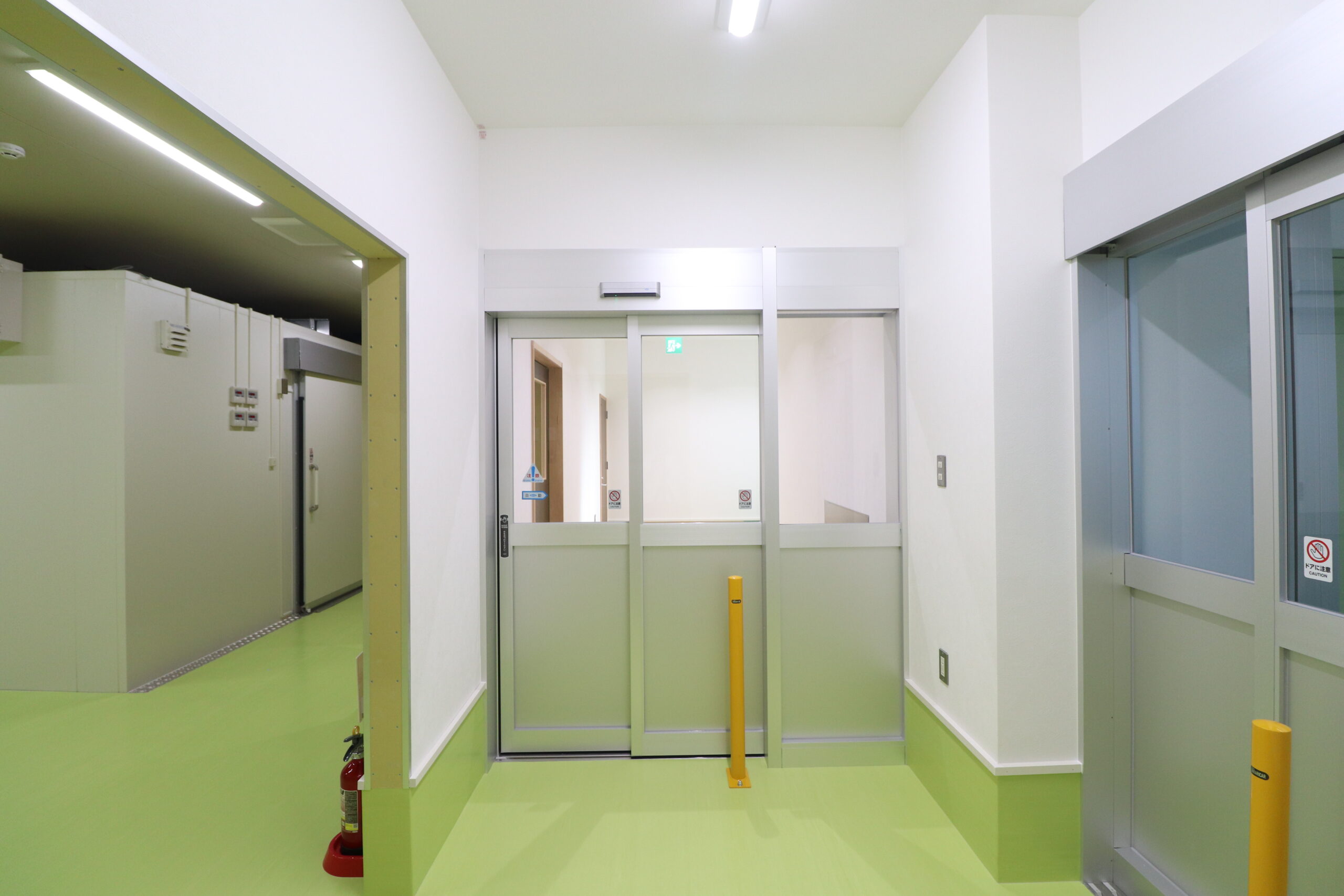 香川県高松市食品工場廊下