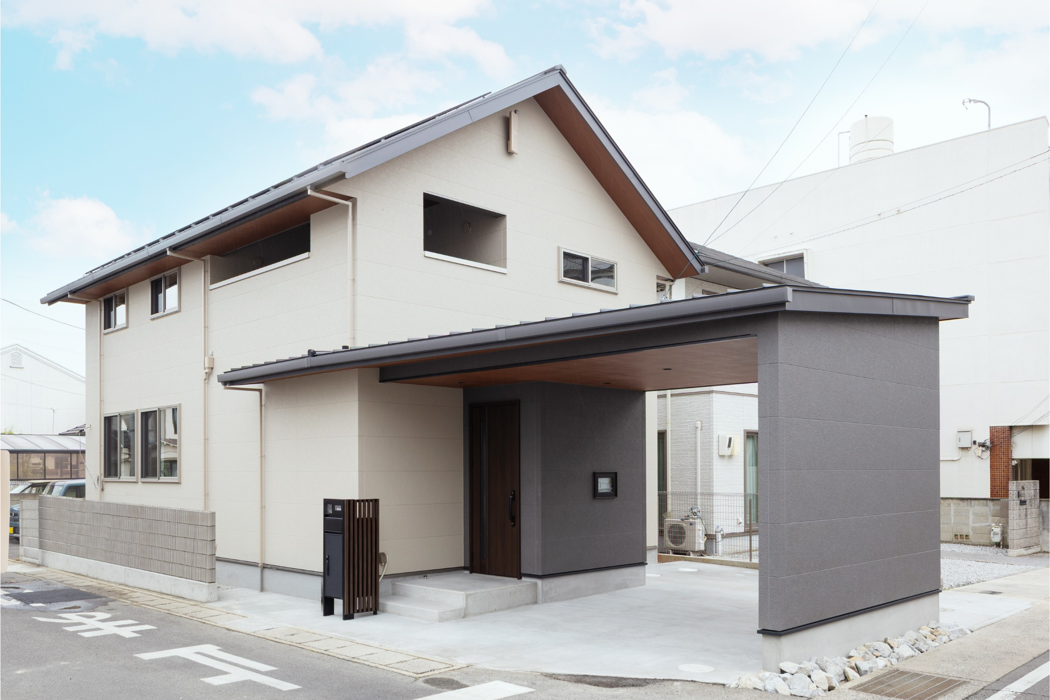 香川県高松市都市型住宅・総2階で軒下車寄せ
